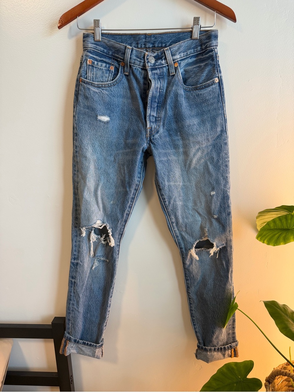 Levi’s 501’s distressed straight leg high rise jeans 25